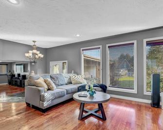 Coulee View Inn - Medicine Hat - Living room
