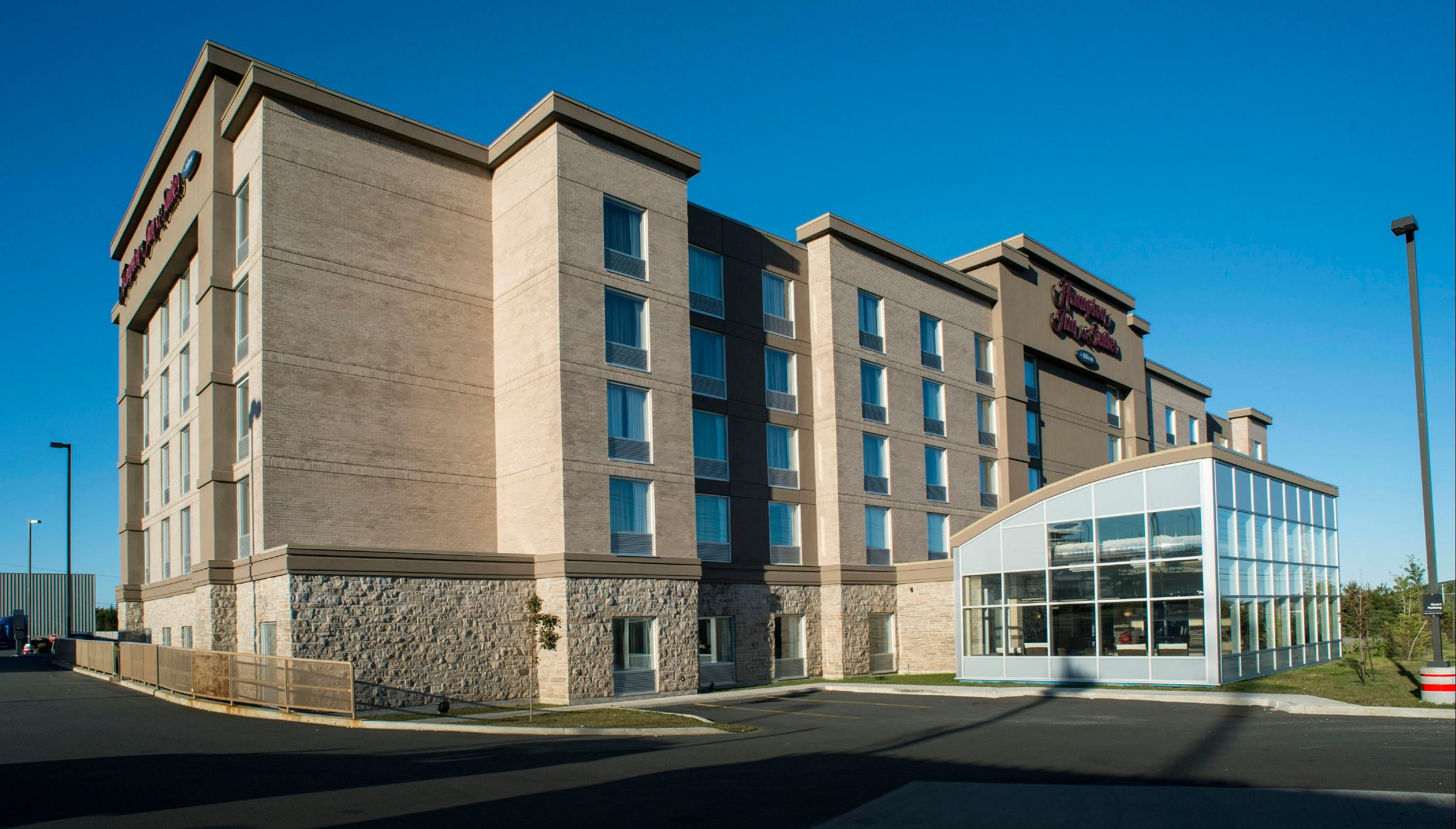 Hampton Inn & Suites by Hilton St. John's Airport - San Juan de Terranova - Edificio
