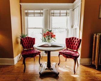 Retro Jewel Box Victorian Steps from Irvine Park - Saint Paul - Living room