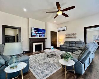 Newly Renovated Historic mansion 8 Bedrooms - Hamilton - Living room