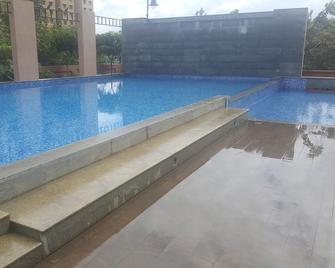 Luxury & Elegant Home Stay for 6, apartment loaded with amenities, near airport. - Thành phố Bangalore - Bể bơi