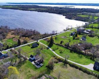 Three acre farm house with water view and contemporary furnishings. - Tiverton - Outdoors view