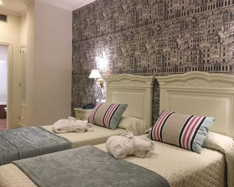 Adriano Boutique Sevilla - Seville - Bedroom