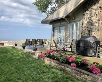 Beachfront + Cedar Point + Fishing + Firepit + Park & Pier Lake House Vibe! - Huron - Patio