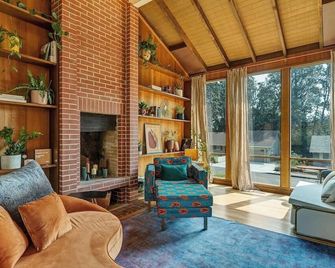 Capitol Cabin - Salem - Living room
