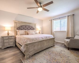 The Blue Door Farmhouse at the Heart of Irving and minutes to Dallas Downtown - Irving - Bedroom
