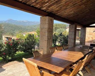 Character Villa With Heated Pool 2 To 14 People - Figari - Balcon