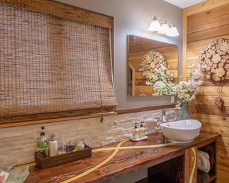 Chic Spa Home on River, Heart of Estes Park Location - Estes Park