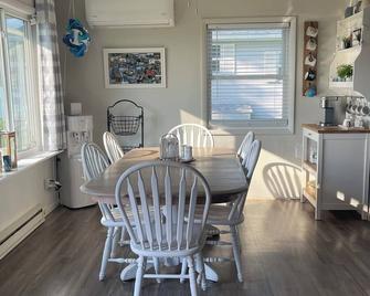 Cozy 2-bedroom house in charming Sturgis with Beautiful sunsets on the lake.\n\n - Sturgis - Essbereich