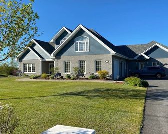 Water front property,stunning sunset views, with your own indoor swimming pool. - Tracadie-Sheila - Building