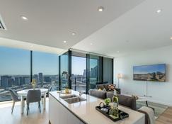 Melbourne Private Apartments - Collins Wharf Waterfront, Docklands - Melbourne - Living room