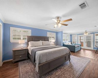 Lakefront retreat with private dock and water toys - Onalaska - Bedroom