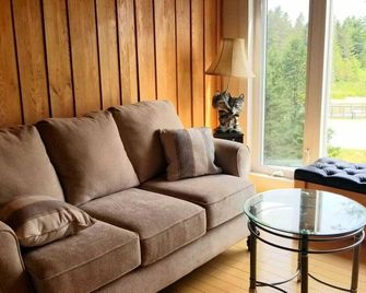Entire Beach House in Providence Bay, Manitoulin Island. - Providence Bay - Living room