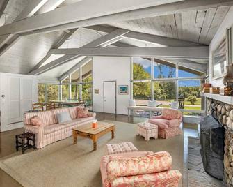 Luxury 5-BR Mountain Estate 10-min to Manchester - Dorset - Wohnzimmer