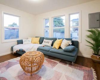 Charming light-filled cottage near airport & DT - Seattle - Living room