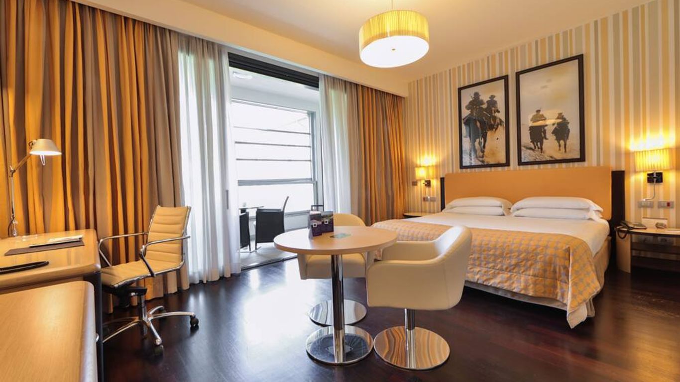 أونا هوتلز فاريزي