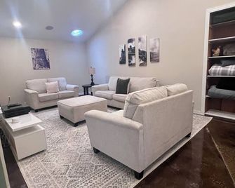 Spacious 9-bedroom farmhouse and Event barn in enchanting Arlington - Arlington - Living room