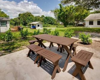 3 bedroom farmhouse cottage in Palm Harbor 11 mins from Honeymoon Island Beach - 帕姆港 - 天井