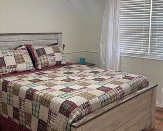 Spacious 5-bedroom house with A/C near a couple of national parks - Carlsbad - Bedroom