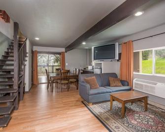 Mountain Trail Lodge And Vacation Rentals - Oakhurst - Living room