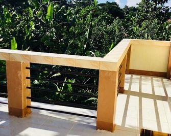 Larosa Hostel Puerto Princesa - פוארטו פרינססה סיטי - מרפסת