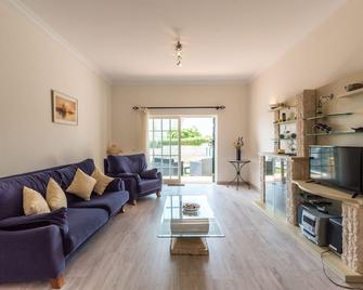 Beach House Vale De Azinhaga (Wifi / Garden / Roof Terrace) - Ferragudo - Wohnzimmer