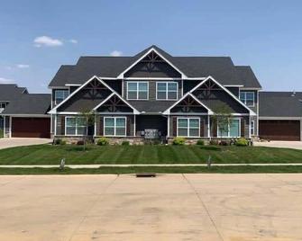 New Beautiful 3 Bedroom Condo in Bettendorf - Bettendorf - Bygning