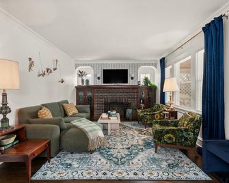 Beautifully Designed, Hot Tub, Game Room, N64, Sleeps 10 - Cleveland - Wohnzimmer