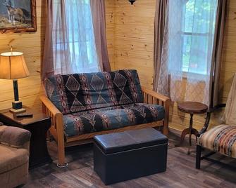 \'Little Cabin in the Woods\' - 5 miles from Dayton Boat Launch - Dayton - Living room