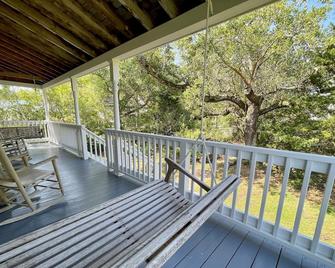 Beverly's House: Dog friendly convenient to Silver Lake Harbor - Ocracoke - Balcony