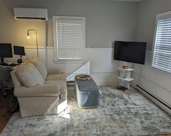 Charming renovated 1-bedroom in downtown Biddeford - Biddeford - Living room