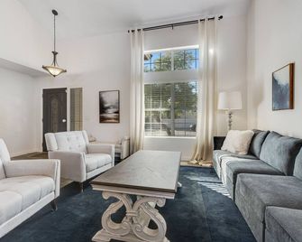 Living Under Par - פיניקס - סלון