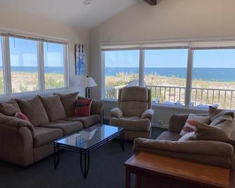 Amazing Views! 2nd Floor Oceanfront Duplex - Beach Haven - Huiskamer