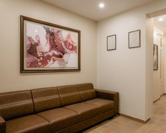 Hotel Comfort World Nadiad - Nadiād - Pasillo