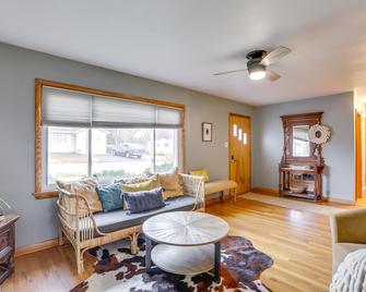 Charming Arnold Home w/ Patio & Chicken Coop! - Arnold - Sala de estar