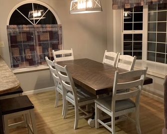 The Cottage is .5 mile to Cascade lake and 12 miles to Tamarack skiing - Donnelly - Jídelna