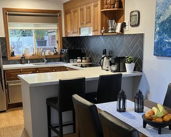 Geelong CBD Sea Wolf Cottage by the Bay - Geelong - Kitchen