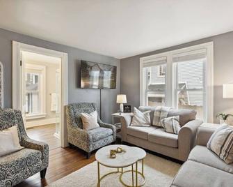 Historic + Pet-Friendly Gem - Bay City - Living room