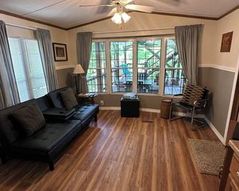 The River Cabin at Camp Miramichee Falls in Hardy, AR - Hardy - Sala de estar