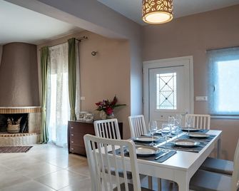 Cozy 1st floor apartment with balconies - Milatos - Dining room