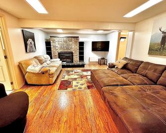 Newly Remodeled spacious units, minutes from mountains, inlet, downtown and airport - Anchorage - Living room