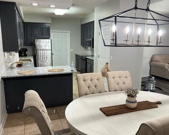 Newly Remodeled Townhouse The Concord! - Enterprise - Comedor