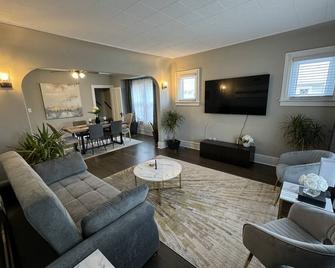 Spacious Retreat Near Convention Centers home - Des Plaines - Living room