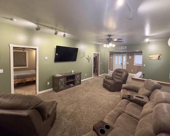 Tails Up Retreat- A Place for you and your dog! - Webster - Living room