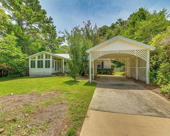 Charming Fairhope Home about 2 Mi to North Beach Park! - 費爾霍普 - 建築