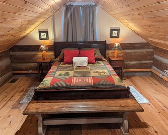 Authentic log cabin nestled in the woods by creek - Rutherfordton - Habitación