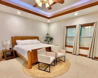 Luxury Old Man's Cave HomeWalking Distance to Hocking Hills Park with Hot Tub - Logan - Спальня