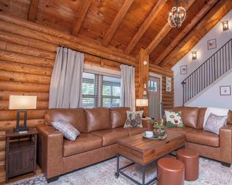 Rocky Top Ridge - Private Modern Log Cabin Retreat on Lake - Loudon - Вітальня