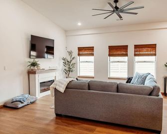 Family Barndo - Sleeps 11 - Near Ark - Pet-Friendly - Williamstown - Sala de estar