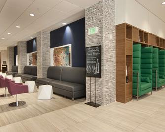 Embassy Suites by Hilton Raleigh Crabtree - ראליי - טרקלין